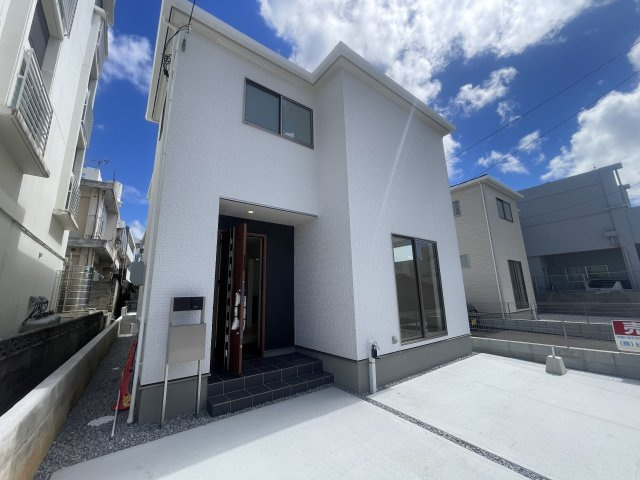 与那原町与那原（全4棟）1号棟の外観|1号棟　並列駐車3台完備♪