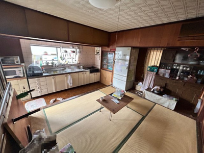 【和室】 | 呉市倉橋町大向　戸建 | 10DK　窓も大きく明るいダイニング　勝手口あり