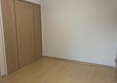 【洋室】 | 八王子狭間住宅１号棟 | 洋室のメリットは重い家具が置きやすく、身の回りが整理しやすいことです。 床がフローリングのため畳とは異なり凹みにくいです。 クローゼットなど収納が豊富で、普段使わない旅行カバンや服の整頓も簡単にです。