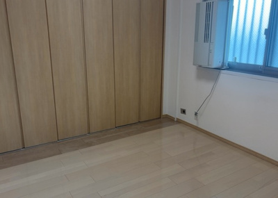 【寝室】 | 八王子狭間住宅１号棟 | 寝室でゆっくりと過ごすためにはベッド周りの適度な空間を担保することや窓の位置、照明の明るさ、寝室の広さなどを考える必要があります。自身や家族の構成とライフスタイルに併せて寝室にする部屋を選びましょう！