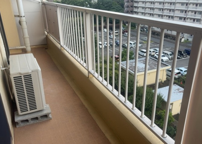 【バルコニー】 | 八王子狭間住宅１号棟 | バルコニーは、室外の専用スペースのうち、「屋根がなく開放された空間」であるものを指します。ベランダより広いタイプのものが多く、日当たりもよいため家庭菜園などを楽しみたい人にとって適した環境となります。