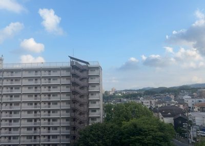 【展望】 | 八王子狭間住宅１号棟 | 眺望の良さを楽しめるダイニングキッチンで家族団らんの時間を過ごしてはいかがでしょうか。バルコニーから見える景色を家族で眺める時間は、時間が経つのを忘れてしまいそうですね。是非、現地を見に行きましょう！
