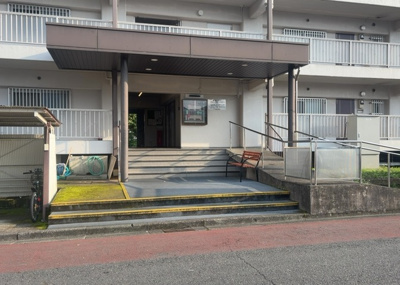 【エントランス】 | 八王子狭間住宅１号棟 | マンションのエントランスには、もともと風よけや防犯の役割がありますが、マンションによって宅配ボックスなどの設備が備わっている所もあります。日々の生活をイメージしながら生活しやすさをチェックしましょう。
