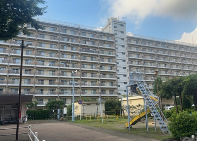 【現況写真】 | 八王子狭間住宅１号棟 | 外観はマンション管理がされているかの目安になります。築年数が古いと、壁面は劣化してひび割れが生じることも！建物が古びていても細かいところが修繕されていると、きちんと管理されているなぁと感じるでしょう。