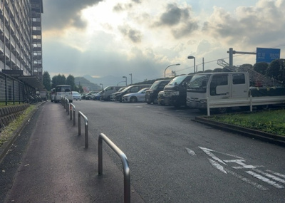 【駐車場】 | 八王子狭間住宅１号棟 | 車一台あたりに必要なスペースは、標準サイズの普通自動車で横幅2m50cm、長さ5mは必要になります。ただし、乗降のことも考慮して横幅3m30cm、長さ5m50cmほどは確保できるところを選びましょう。