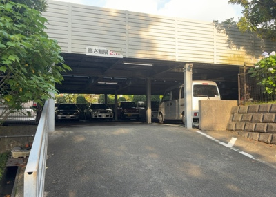 【駐車場】 | 八王子狭間住宅１号棟 | 駐車場と明記されていても、最小スペースでつくられた駐車場だと大型車は駐車できなかったり、出入りしにくくなったりする可能性があります。お車のサイズと購入したい物件の駐車場のサイズを現地で確認しましょう。
