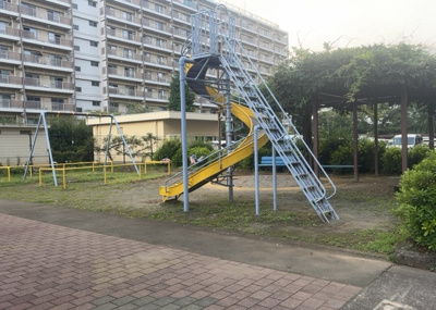【中庭】 | 八王子狭間住宅１号棟 | 中庭（パティオ）とは、一つの建築物の内部に設けられた、壁などで囲われている庭のことを指します。コの字型、ロの字型が主流ですが、L字型の中庭もあります。最近では、インテリア性の高さからも人気があります。