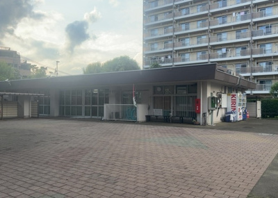 【受付】 | 八王子狭間住宅１号棟 | 受付はマンションコンシェルジュがいる場合もあれば、管理人が滞在する小部屋を総称して呼ぶことがあります。主にエントランスに設置されていることから、防犯面でも期待ができます。防犯設備がない場合はより安心！