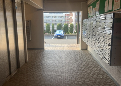 【ロビー】 | 八王子狭間住宅１号棟 | ロビーというと、エントランスと何がちがうの？と思いますよね。実はロビーとエントランスには明確な決まりはありません。物件によっては、エントランスを入って広がるある程度の広さのある空間がロビーとなります。