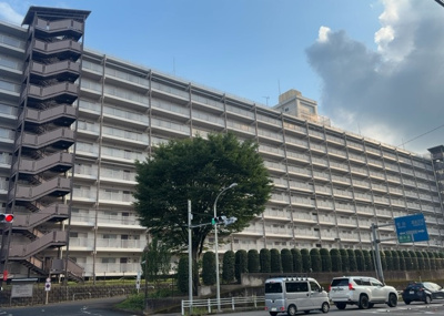 【構造・工法・仕様】 | 八王子狭間住宅１号棟 | ＲＣ造、Reinforced Concreteは直訳すると補強されたコンクリートです。主に柱や梁・床・壁が鉄筋とコンクリートで構成おり、鉄筋を組んだ型枠にコンクリートを流し込んで固めたものを指します。