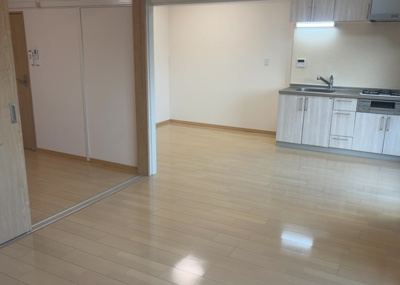 【居間・リビング】 | 八王子狭間住宅１号棟 | 直線タイプはLとDKを一直線に並べた形で対面キッチンのタイプです。一般的なのでよく見かけるかもしれません。直線タイプに似た直接アイランドタイプは、キッチンとダイニングの間に壁がない分広く感じられます。