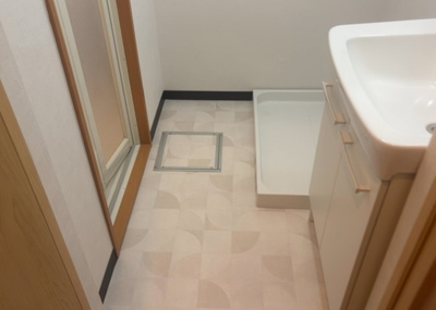 【脱衣所】 | 八王子狭間住宅１号棟 | 洗面脱衣所は「体を綺麗に整える場所」という目的と役割を持っています。そして便利で使い勝手のいい「体を綺麗に整える場所」にするためには、配置や動線、照明や収納計画をしっかりと検討しておく必要があります。