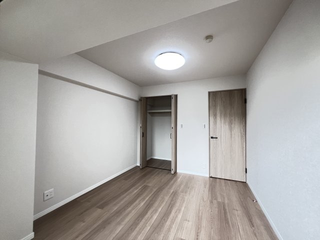 サントゥール八木２階の子供部屋|洋室5.7帖　収納付き