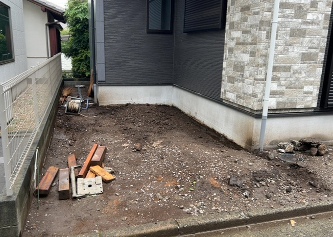 【前面道路含む現地写真】 | 道幅が狭い場所は比較的土地の値段が低いことが多く、また交通量が少ないため騒音が少なく静かな環境で過ごせます。また、小さいお子様がいるご家庭も安心です。一方で車の駐車が難しいというデメリットもあります。