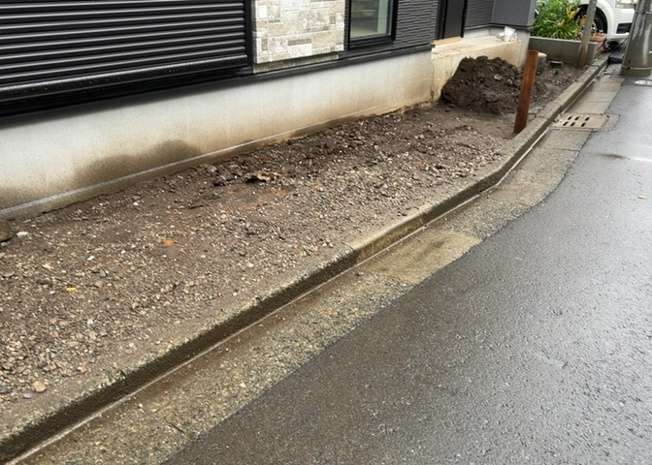 【前面道路含む現地写真】 | 道幅が広い場所は日当たりや風通が良好です。幅が広いのですれ違いも可能ですし大きな車でも駐車可能！一方で、大型車が通ることも多くなるため交通量の増加により騒音に繋がります。また土地の値段が高くなります。