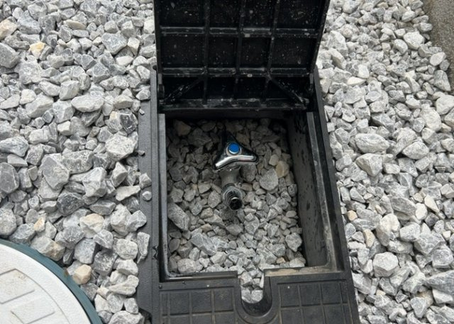 【設備】 | 使い勝手の良い散水栓や外栓などの屋外設備も充実しております。お庭の水やりや洗車、お子様の靴洗いなど屋外での作業時に大変役立ちます。暮らしの細かな利便性にも配慮されたこだわり仕様の住まいです。