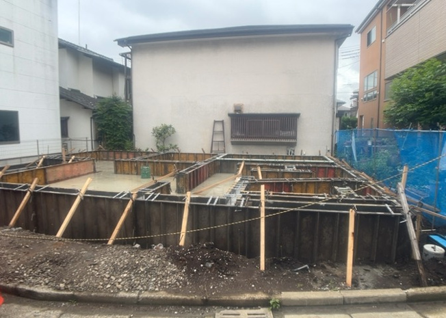 【前面道路含む現地写真】 | お持ちの車種によっては前面道路が広い方が便利でしょう。しかし、前面道路が広ければその分交通量が多くなるため、騒音などが気になる場合があります。実際に現地を見学し、周辺交通量や騒音などを確認しましょう！