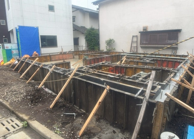 【庭】 | 庭があることでガーデニングや家庭菜園はもちろん、こどもの遊び場やペットを放して遊ぶことができます。また、家の周囲に余裕があるということです。隣地との間があれば、十分な日当たりと、風通しが確保できます。