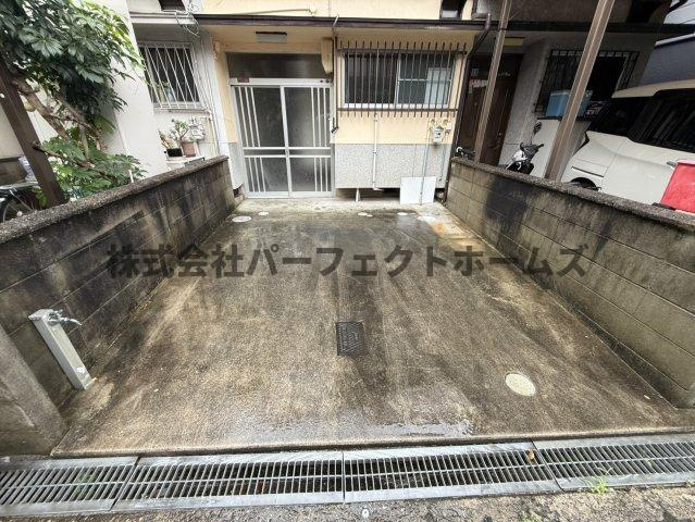 池之宮2丁目テラスハウス　賃貸の駐車場|カースペースがあります