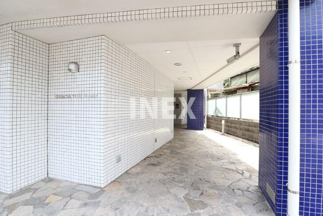 横浜市保土ケ谷区岩井町の賃貸マンションのエントランス