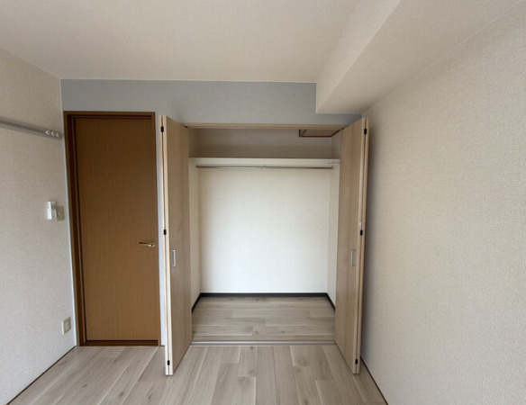 グリーンヴィレッジあいB棟の玄関