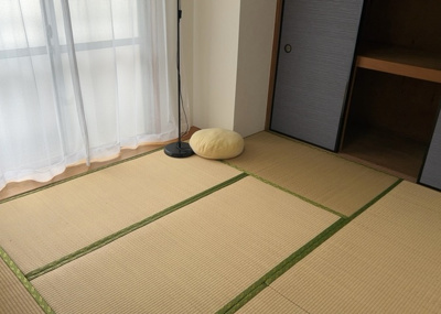 【寝室】 | シャトレー町田ガーデン | 寝室でゆっくりと過ごすためにはベッド周りの適度な空間を担保することや窓の位置、照明の明るさ、寝室の広さなどを考える必要があります。自身や家族の構成とライフスタイルに併せて寝室にする部屋を選びましょう！
