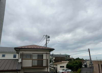【展望】 | シャトレー町田ガーデン | 眺望の良さを楽しめるダイニングキッチンで家族団らんの時間を過ごしてはいかがでしょうか。バルコニーから見える景色を家族で眺める時間は、時間が経つのを忘れてしまいそうですね。是非、現地を見に行きましょう！
