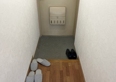 【玄関】 | シャトレー町田ガーデン | 玄関は家の顔でもあり、家族以外の目にも止まる場所です。玄関は外との間を仕切る扉、靴などをしまっておく収納スペース、靴脱ぎのたたきスペース、来客とのやり取りをするドアホンなど複数のアイテムからなります。