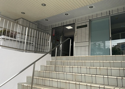 【エントランス】 | シャトレー町田ガーデン | マンションのエントランスには、もともと風よけや防犯の役割がありますが、マンションによって宅配ボックスなどの設備が備わっている所もあります。日々の生活をイメージしながら生活しやすさをチェックしましょう。