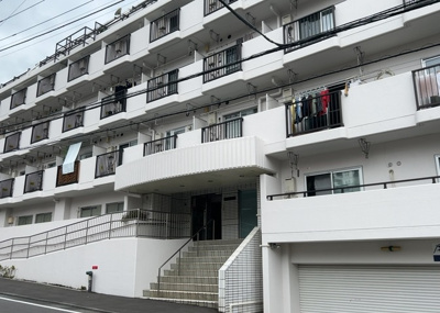 【現況写真】 | シャトレー町田ガーデン | 外観はマンション管理がされているかの目安になります。築年数が古いと、壁面は劣化してひび割れが生じることも！建物が古びていても細かいところが修繕されていると、きちんと管理されているなぁと感じるでしょう。