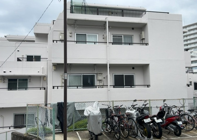 【駐車場】 | シャトレー町田ガーデン | 車一台あたりに必要なスペースは、標準サイズの普通自動車で横幅2m50cm、長さ5mは必要になります。ただし、乗降のことも考慮して横幅3m30cm、長さ5m50cmほどは確保できるところを選びましょう。