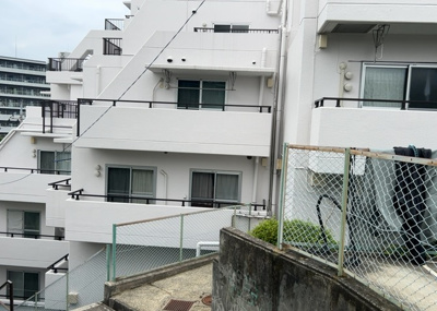 【駐車場】 | シャトレー町田ガーデン | 駐車場と明記されていても、最小スペースでつくられた駐車場だと大型車は駐車できなかったり、出入りしにくくなったりする可能性があります。お車のサイズと購入したい物件の駐車場のサイズを現地で確認しましょう。