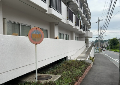 【中庭】 | シャトレー町田ガーデン | 中庭（パティオ）とは、一つの建築物の内部に設けられた、壁などで囲われている庭のことを指します。コの字型、ロの字型が主流ですが、L字型の中庭もあります。最近では、インテリア性の高さからも人気があります。