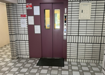 【設備】 | シャトレー町田ガーデン | 共有部分は、住民なら誰もが使える設備のこと。例えば駐車場やエレベーター、インターネット設備、セキュリティ設備などがあります。他にも、マンションの廊下・外部階段やエントランス・ゴミ置き場などがあります。