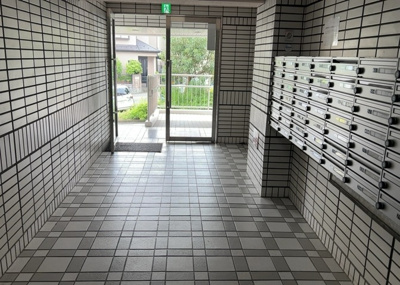 【受付】 | シャトレー町田ガーデン | 受付はマンションコンシェルジュがいる場合もあれば、管理人が滞在する小部屋を総称して呼ぶことがあります。主にエントランスに設置されていることから、防犯面でも期待ができます。防犯設備がない場合はより安心！