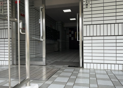 【ロビー】 | シャトレー町田ガーデン | ラウンジは、マンションの共用スペースに椅子やテーブルなどを配置した利用者が寛げる空間です。屋内型ラウンジと屋外型ラウンジがあります。共用部分の管理状況と合わせて、詳細については現地でご確認ください。