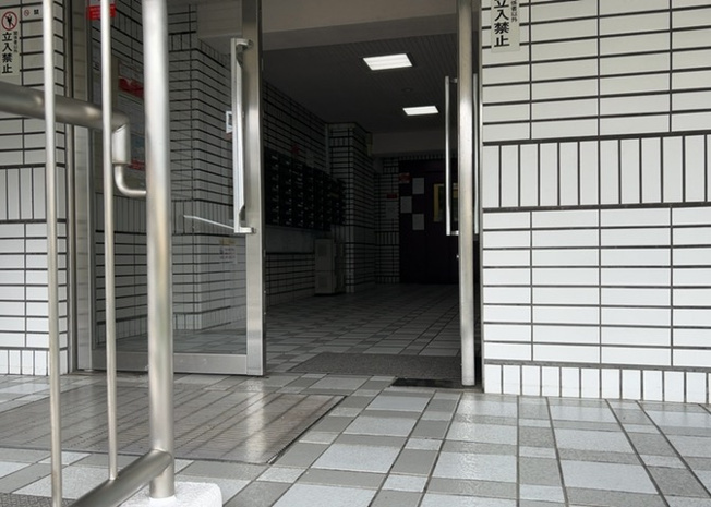 【ロビー】 | シャトレー町田ガーデン | ラウンジは、マンションの共用スペースに椅子やテーブルなどを配置した利用者が寛げる空間です。屋内型ラウンジと屋外型ラウンジがあります。共用部分の管理状況と合わせて、詳細については現地でご確認ください。
