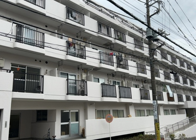 【構造・工法・仕様】 | シャトレー町田ガーデン | ＲＣ造、Reinforced Concreteは直訳すると補強されたコンクリートです。主に柱や梁・床・壁が鉄筋とコンクリートで構成おり、鉄筋を組んだ型枠にコンクリートを流し込んで固めたものを指します。