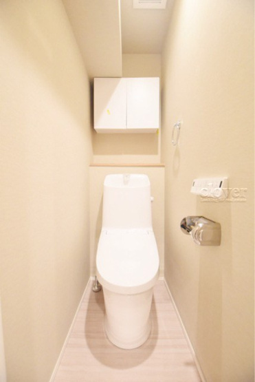 【トイレ】 | ペガサスマンション東十条 | 温水洗浄便座付き　上部に収納を備えたトイレです。自宅の中でも最もプライベートな空間だからこそ、ほしい「落ち着き」がここにあります。～即日のご見学可能～　お問合せはお気軽にどうぞ。