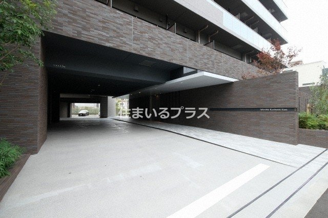 スプランディッド京橋EASTの駐車場