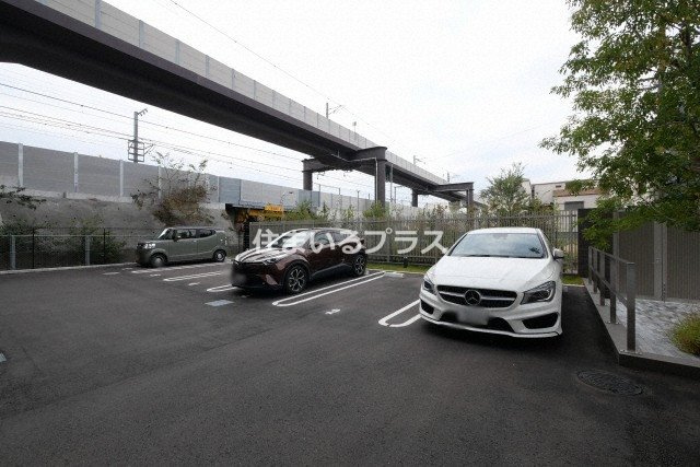 スプランディッド京橋EASTの駐車場