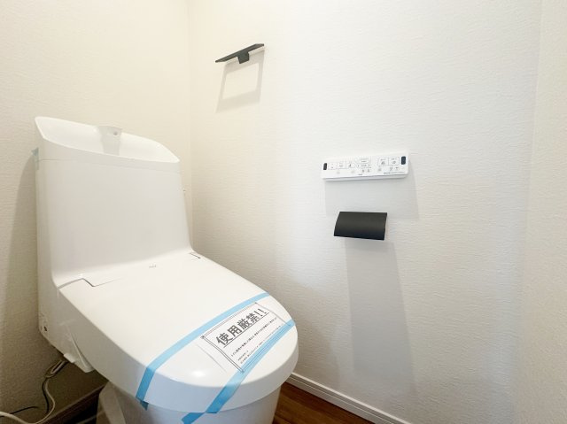 練馬区東大泉6丁目 全3棟 2号棟のトイレ|2階トイレ
トイレは各階に設けているので忙しい朝にも便利です(2号棟)