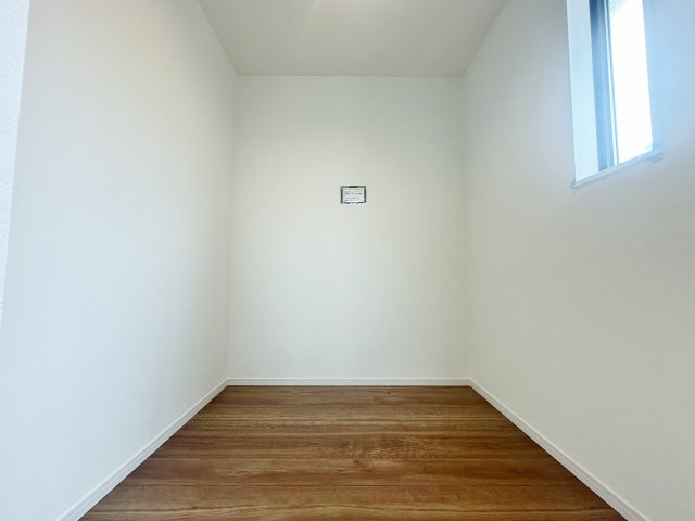 練馬区東大泉6丁目 全3棟 2号棟の収納|2階9.5帖洋室には大型WICを設けてます
季節衣類などの収納に便利です(2号棟)