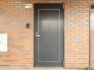 【その他共用部分】 | 皆様をお迎えする、お部屋の玄関ドア。開けやすさや開放角度、ドアノブの操作しやすさや鍵の形状などを、現地で一度ご確認ください。～即日のご見学可能～　お問合せはお気軽にどうぞ。