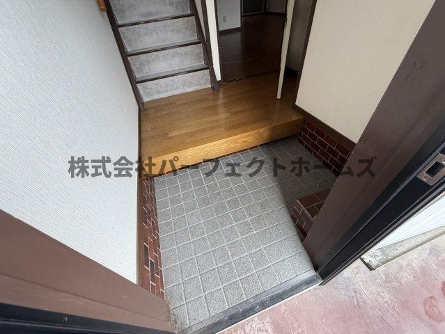 末広町戸建　賃貸の玄関|収納もある玄関です