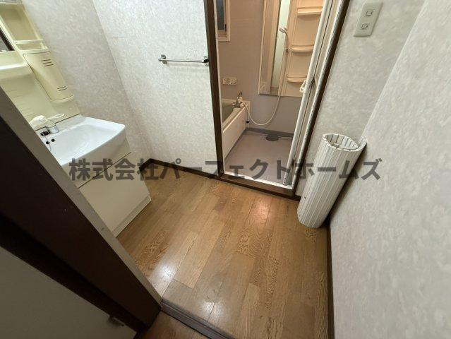 末広町戸建　賃貸の洗面所|コンパクトで使いやすい洗面所