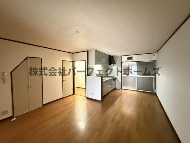 末広町戸建　賃貸の居間・リビング|こちらのリビングで趣味の時間をお楽しみください