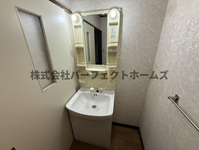 末広町戸建　賃貸の独立洗面台|独立洗面台、小物を置くことができて便利です