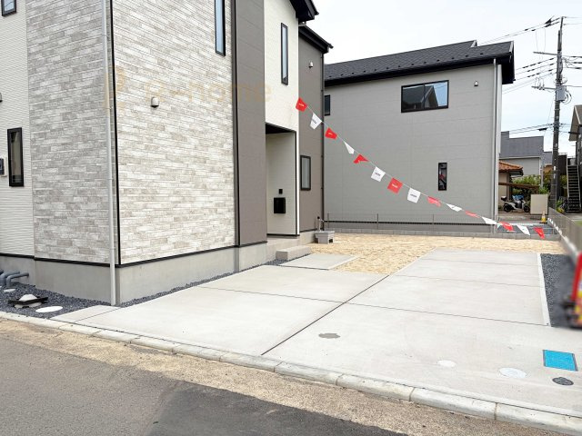 水戸市酒門町16期　新築戸建て　1号棟の駐車場|カースペースは3台完備。ゲスト用のスペースも確保できますね♪