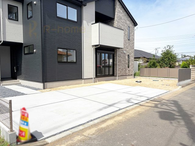水戸市酒門町16期　新築戸建て　2号棟の駐車場|カースペースは3台完備。ゲスト用のスペースも確保できますね♪